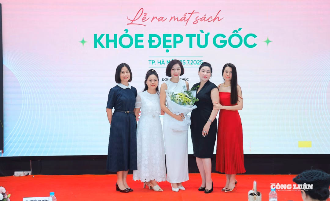 TS. Nguyễn Thu Hương (ở giữa) chụp hình lưu niệm cùng khách mời.