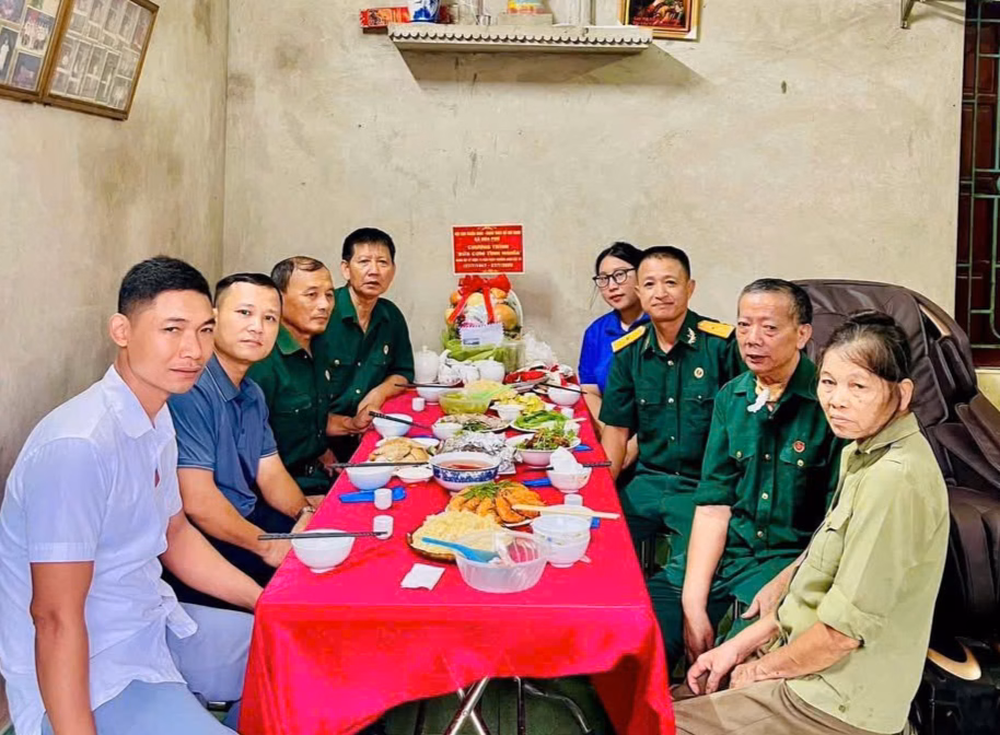 Tuổi trẻ xã Hòa Phú: Hành động nhỏ, nghĩa tình lớn "Bữa cơm tri ân" do Đoàn Thanh niên và Hội Cựu chiến binh xã thực hiện, tri ân gia đình chính sách, người có công với cách mạng trên địa bàn