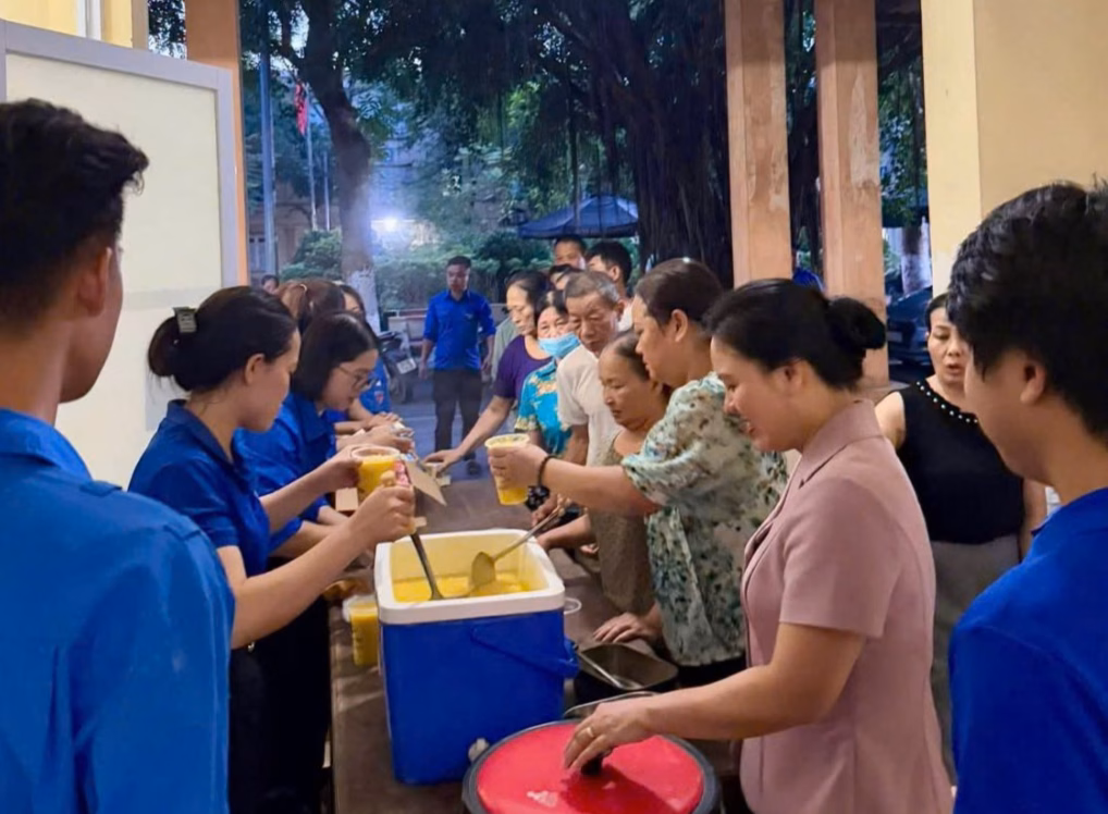 Tuổi trẻ xã Hòa Phú: Hành động nhỏ, nghĩa tình lớn Những suất cháo nóng hổi được trao đến người bệnh