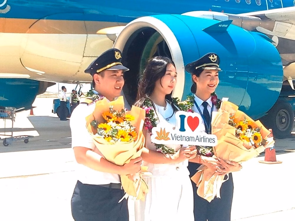 Phó Thủ tướng Nguyễn Chí Dũng chứng kiến buổi ký kết hợp tác giữa Vietnam Airlines và tỉnh Khánh Hòa. Ảnh: VNA.