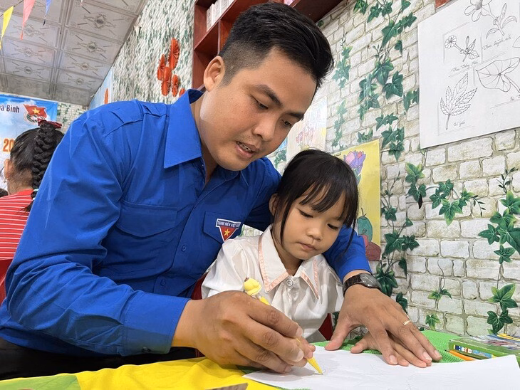 Các bạn nhỏ thử nhập vai diễn xuất - Ảnh: LAN NGỌC