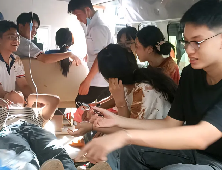 Xe khách chở đoàn sinh viên từ thiện bị lật, 5 người bị thương Các nạn nhân được đưa đi cấp cứu. Ảnh: TRÙNG DƯƠNG