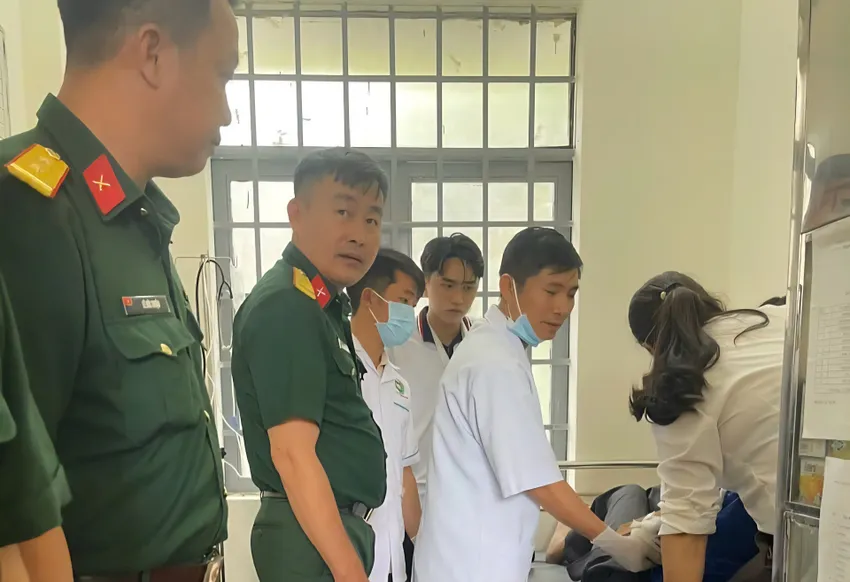 Xe khách chở đoàn sinh viên từ thiện bị lật, 5 người bị thương Rất may năm sinh viên bị thương không quá nặng. Ảnh: TRÙNG DƯƠNG
