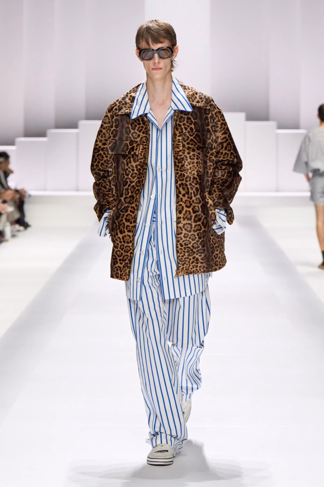Xuân Hè 2026: Áo Dài Nam Tái Định Hình Phong Cách Tự Do Và Tinh Hoa Thơ Mộng dolce and gabbana
