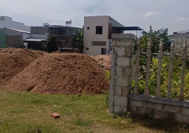 Yêu cầu di dời tập kết đất gây ô nhiễm gần 5 năm ở Ngũ Hành Sơn Tập kết đất bên đường, ảnh hưởng đến đời sống ở khu dân cư Đà Nẵng. Ảnh: Người dân cung cấp