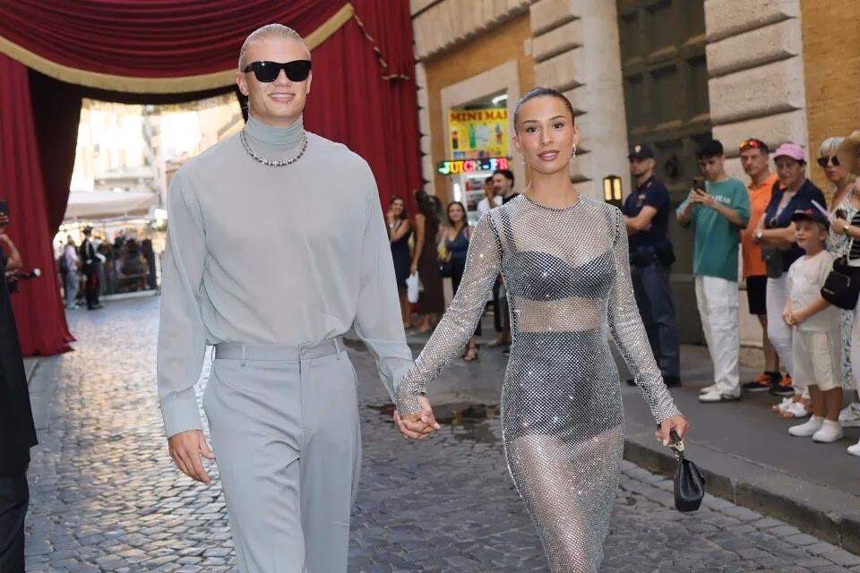 Bạn gái Haaland gây ấn tượng với váy xuyên thấu tại show Dolce & Gabbana