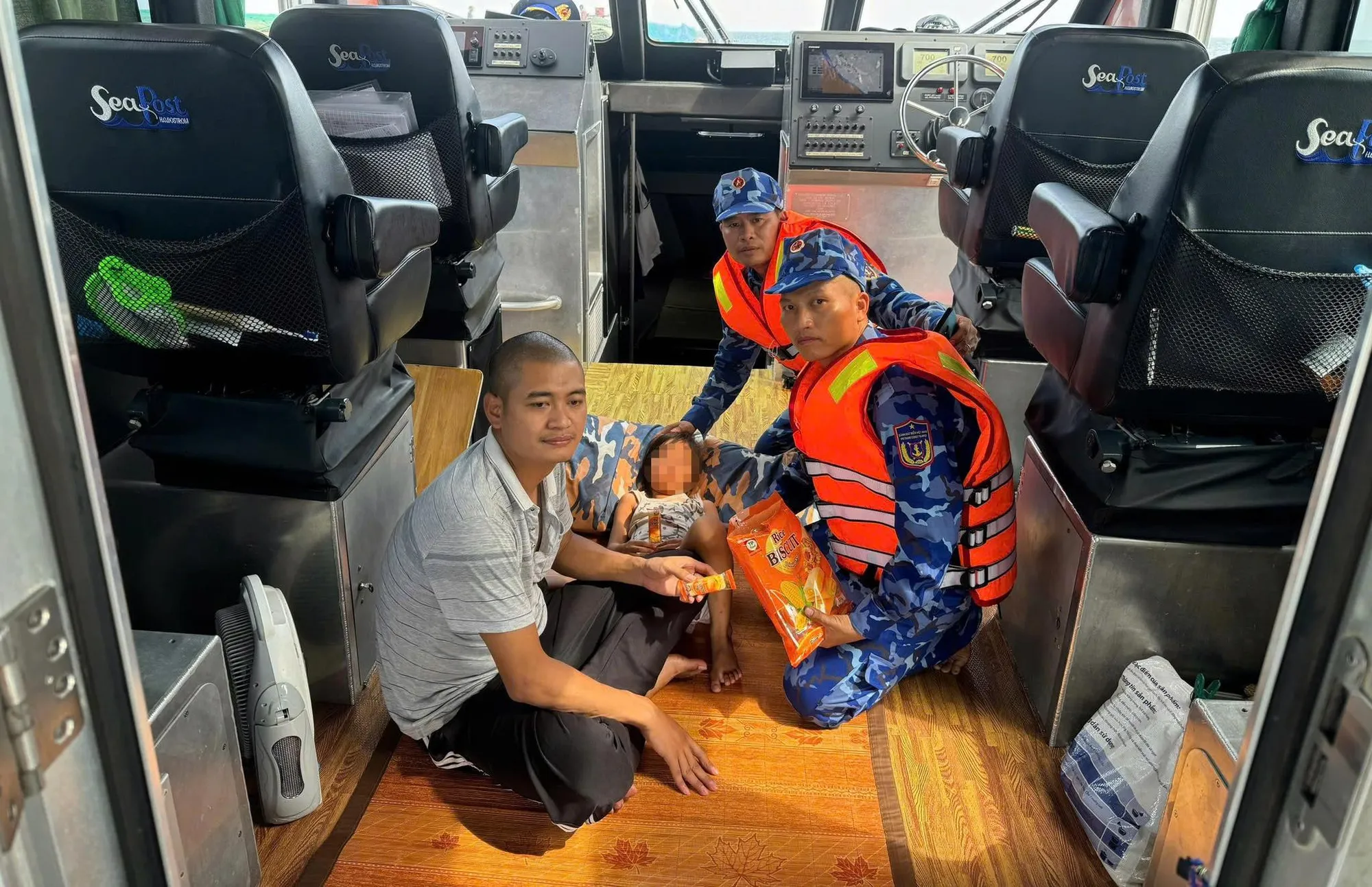 Bố con gặp nạn khi lướt kayak, được tàu vận tải cứu sống Cảnh sát biển đưa hai bố con anh Tùng vào bờ.