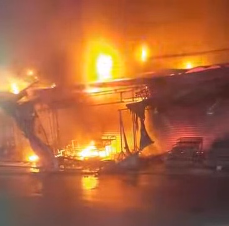 Cháy hàng loạt ki ốt tại Chợ Lô 6 ở TP.HCM