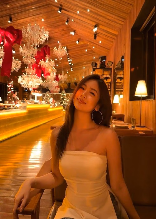 Con gái nhạc sĩ Lưu Thiên Hương gây chú ý với phong cách Mỹ Con gái Lưu Thiên Hương ở tuổi 20 thường xuyên khoe dáng trong những chiếc váy cúp ngực. Ảnh: Instagram Vy Uyên.