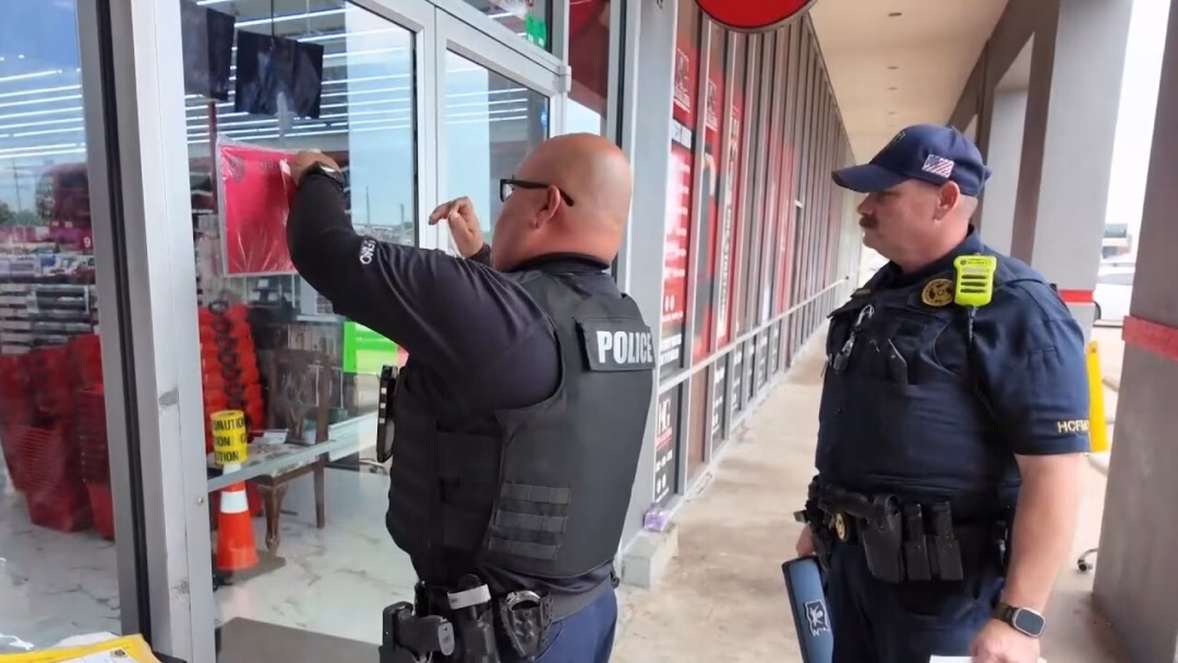 Cửa hàng mỹ phẩm mở cửa hỗn loạn, khách hàng trái tay bị karma即時ứng xử ‘nóng’