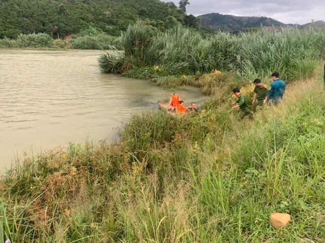 Cứu sống gia đình bị mắc kẹt giữa hồ ở Lâm Đồng trong mưa lớn