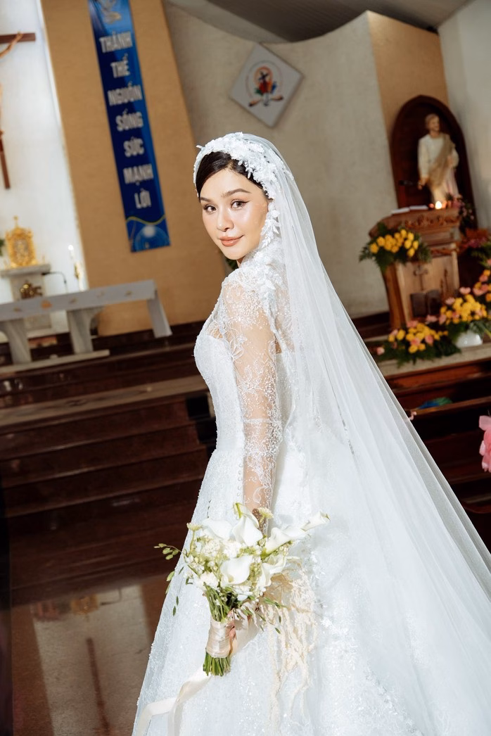 Cô làm lễ cưới tại nhà thờ