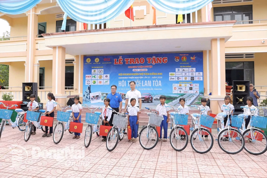 Doanh nhân trẻ Đồng Nai – Gia Lai trao 630 triệu đồng hỗ trợ xây nhà, tặng quà và xe đạp cho học sinh khó khăn