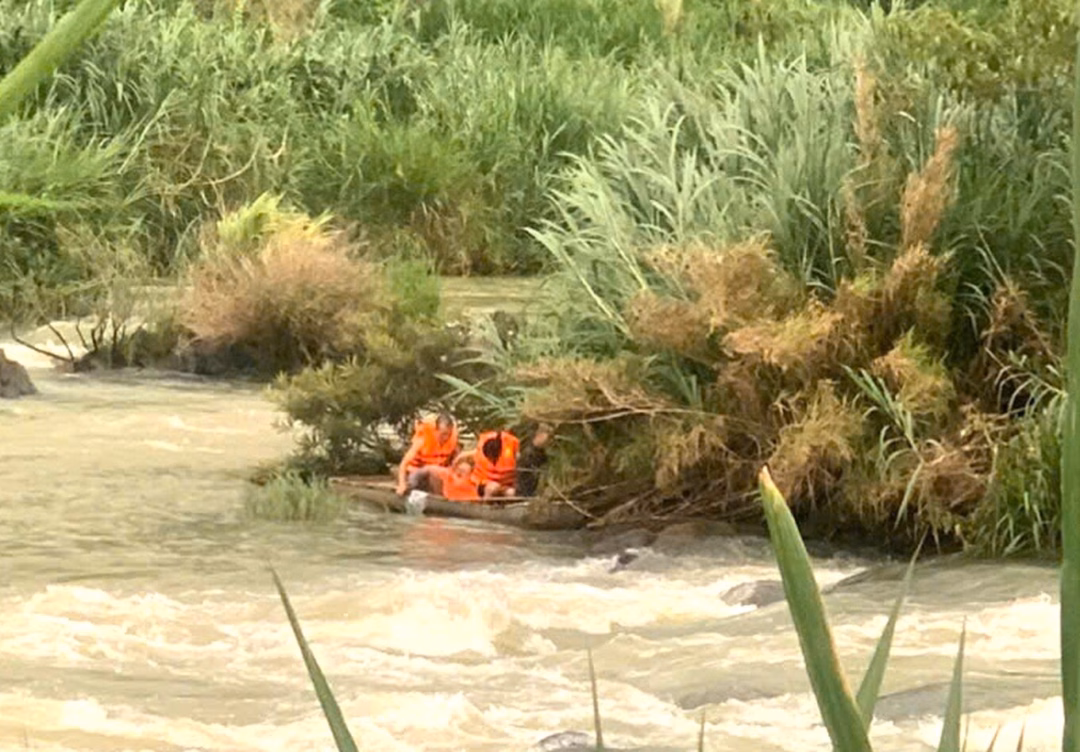 Giải cứu 3 người bị mắc kẹt trên đảo nhỏ giữa hồ thủy điện ở Lâm Đồng