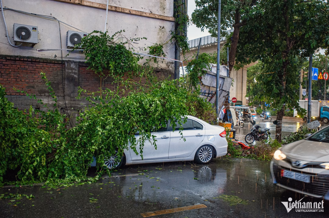 Hà Nội: Mưa lớn gây chaos ở trung tâm, rào công trường hồ Gươm đổ chắn đường Một mảng tường rào đổ sập đè lên ô tô trước cửa nhà số 275 Nguyễn Trãi.