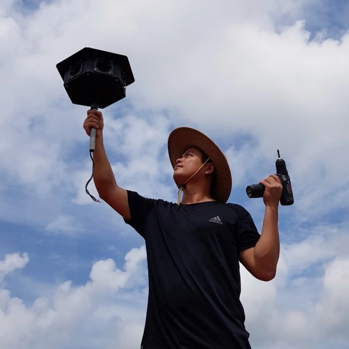 Kỹ sư IT về quê nuôi chim yến, xây trang trại 3 tầng ‘tự động hoá’ Anh chuẩn bị lắp loa lục giác ngoài trời cho nhà yến, năm 2020. Ảnh: Đinh Thuận