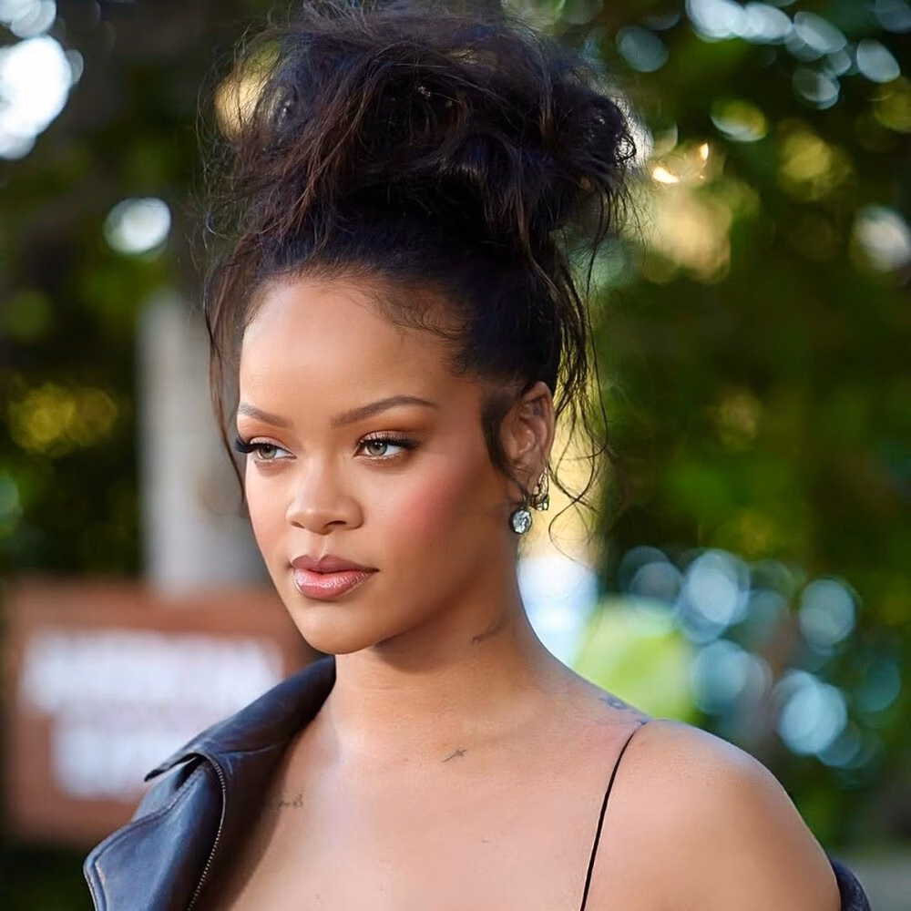 Làm sao để có ‘nụ hôn trái đất’ của Hailey Bieber đang gây sốt trên mạng xã hội