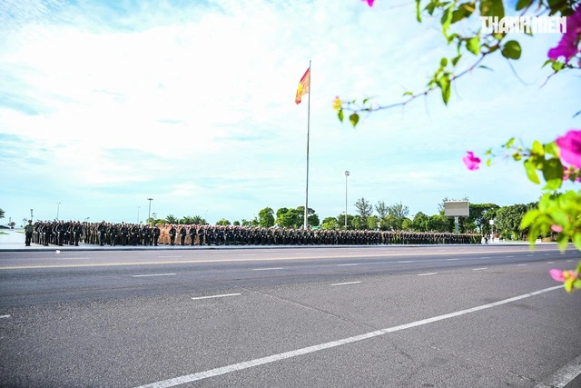 Lễ ra quân tấn công trấn áp tội phạm ở Gia Lai: Võ thuật hoành tráng thu hút người xem Mãn nhãn với màn biểu diễn võ thuật trong lễ ra quân của Công an tỉnh Gia Lai- Ảnh 27.