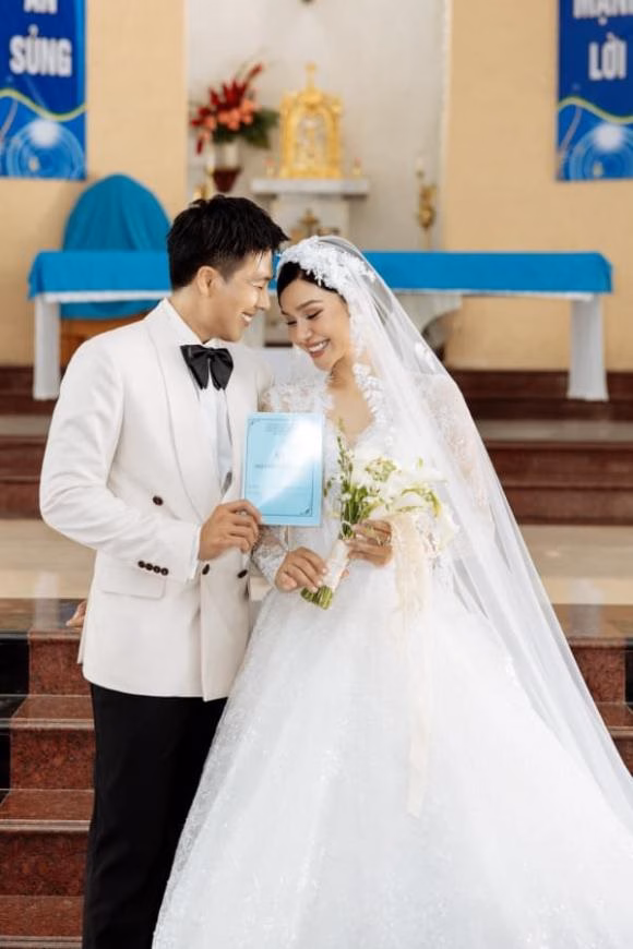 cap-doi-nguoi-mau-dien-vien-cua-showbiz-viet-bat-ngo-tung-anh-cuoi-sau-5-nam-hen-ho-5-ngoisaovn-w600-h900 2