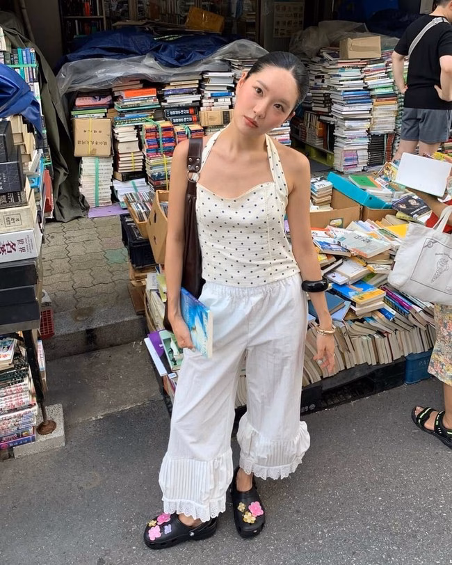 Xu hướng thời trang hè 2025 từ các fashionista Hàn Quốc: &quot;Làn sóng chấm bi retro&quot; quay trở lại! Ghi nhanh 5 gợi ý phối đồ cực xinh - Ảnh 5.