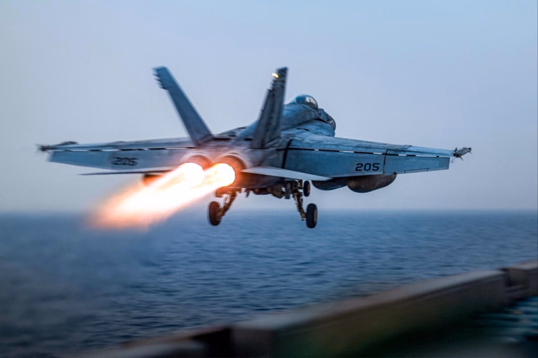 Mỹ bật đèn xanh cho Malaysia mua 33 máy bay chiến đấu F/A-18 từ Kuwait Một giàn khoan dầu do Petronas vận hành ngoài khơi Malaysia. Ảnh: Petronas Malaysia