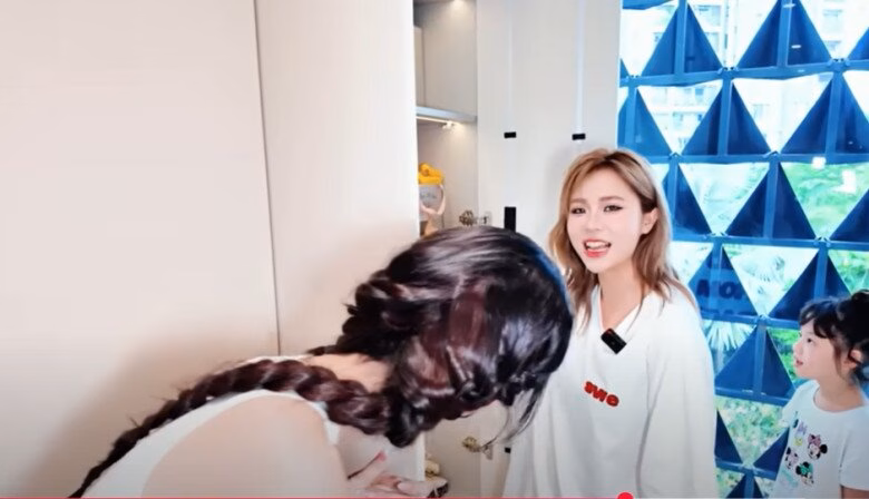 Ngọc Trinh hé mở phòng riêng trong biệt thự 50 tỷ Tiếp tục dẫn nữ streamer đến những tủ đồ khác của mình, Ngọc Trinh còn cho thấy cô có những tủ riêng đựng vest, áo len rồi rất nhiều bikini…