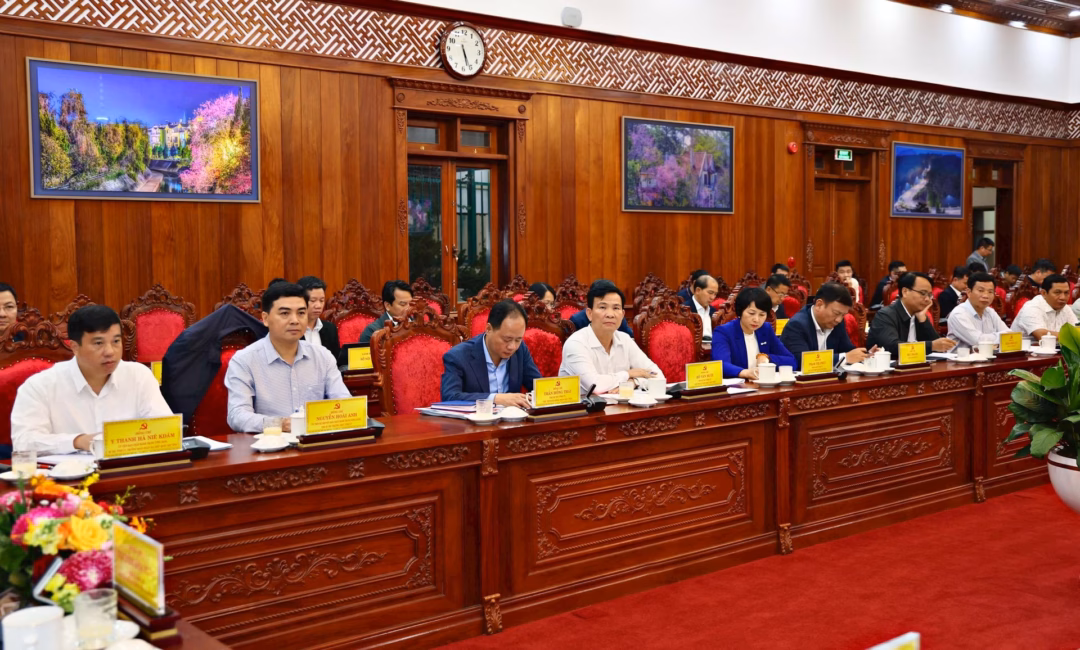 Phó Thủ tướng Nguyễn Hòa Bình: Lâm Đồng cần tăng cường chuẩn bị Đại hội Đảng bộ nhiệm kỳ 2025-2030 Các đồng chí Thường trực Tỉnh ủy Lâm Đồng tham dự buổi làm việc