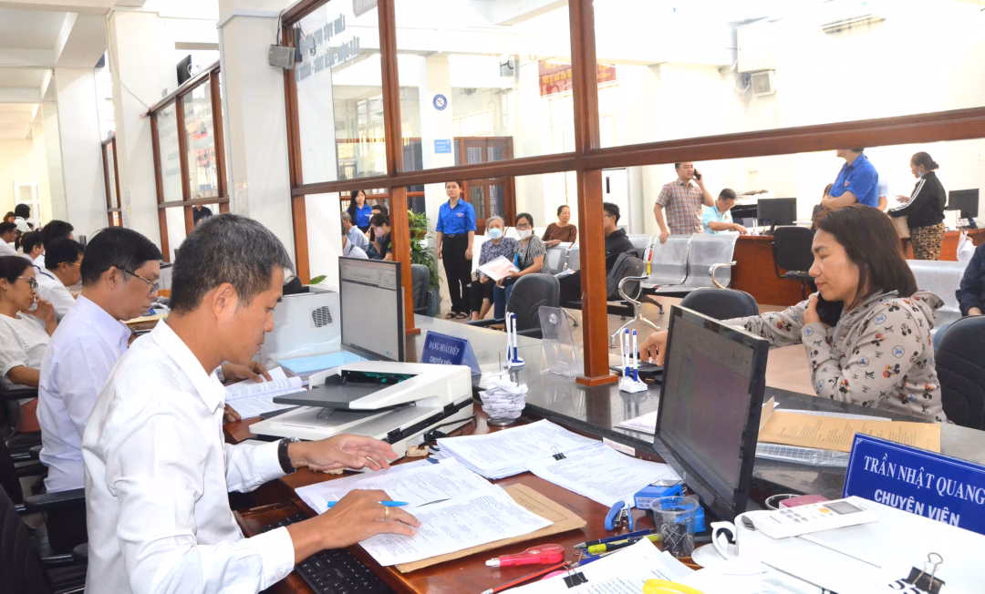 Công chức Trung tâm Phục vụ hành chính công phường Vũng Tàu giải quyết hồ sơ thủ tục hành chính cho người dân.