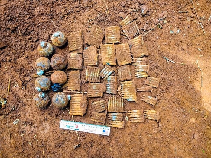 Quảng Trị: Đào hố trồng cây, phát hiện nhiều đạn và lựu đạn chưa nổ