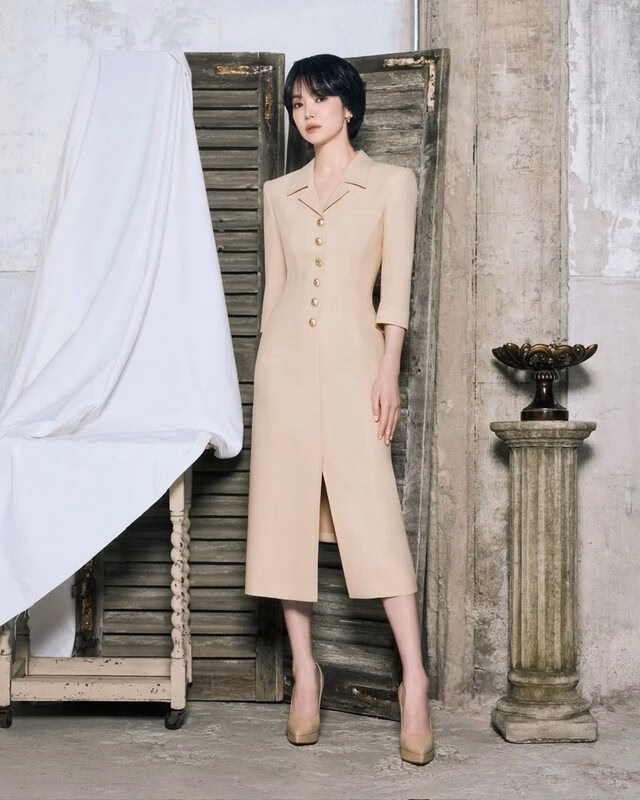 Song Hye Kyo 44 tuổi vẫn trẻ trung với phong cách công sở tối giản