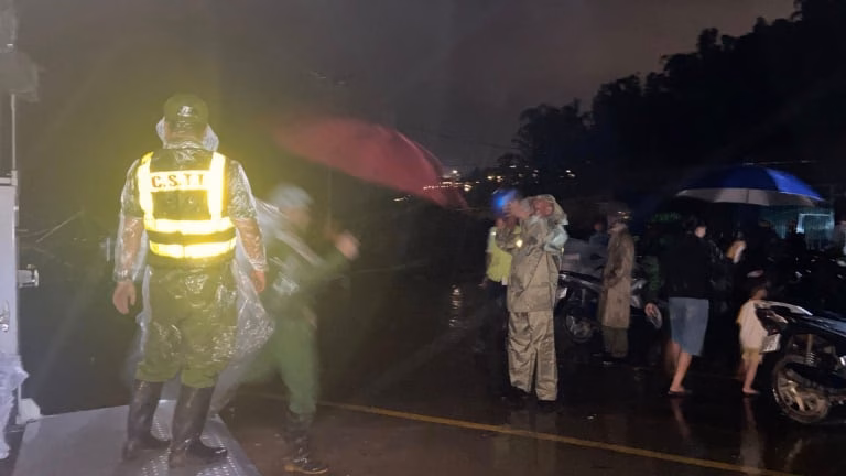 Thủ khoa Đại học Kinh tế Quốc dân: Kiên trì và nghiêm túc là chìa khóa thành công Lào Cai: Lực lượng chức năng xuyên đêm hỗ trợ người dân di dời khỏi vùng nguy cơ sạt lở
