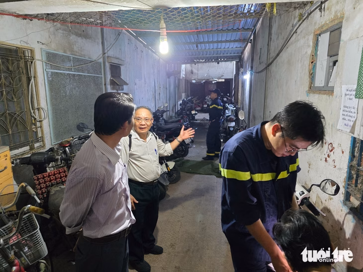 Giếng trời lô A chung cư Bình Trưng bị chiếm dụng làm chỗ để xe, tiềm ẩn nguy cơ cháy nổ - Ảnh: MINH HÒA
