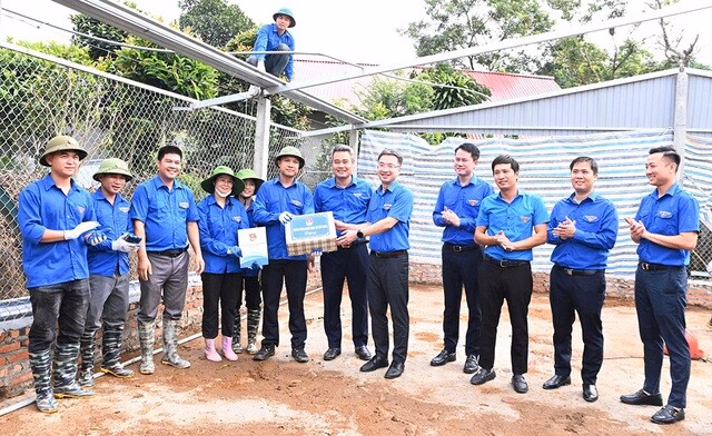Tuổi trẻ Phú Thọ lên kế hoạch hỗ trợ thi công đường dây truyền tải 500kV Thanh niên đội nắng phát quang cây cối để chuẩn bị kéo dây điện qua địa bàn