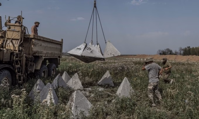 Một binh sĩ Ukraine cảnh giới UAV trong lúc kiểm tra các công sự mới. Ảnh: WSJ