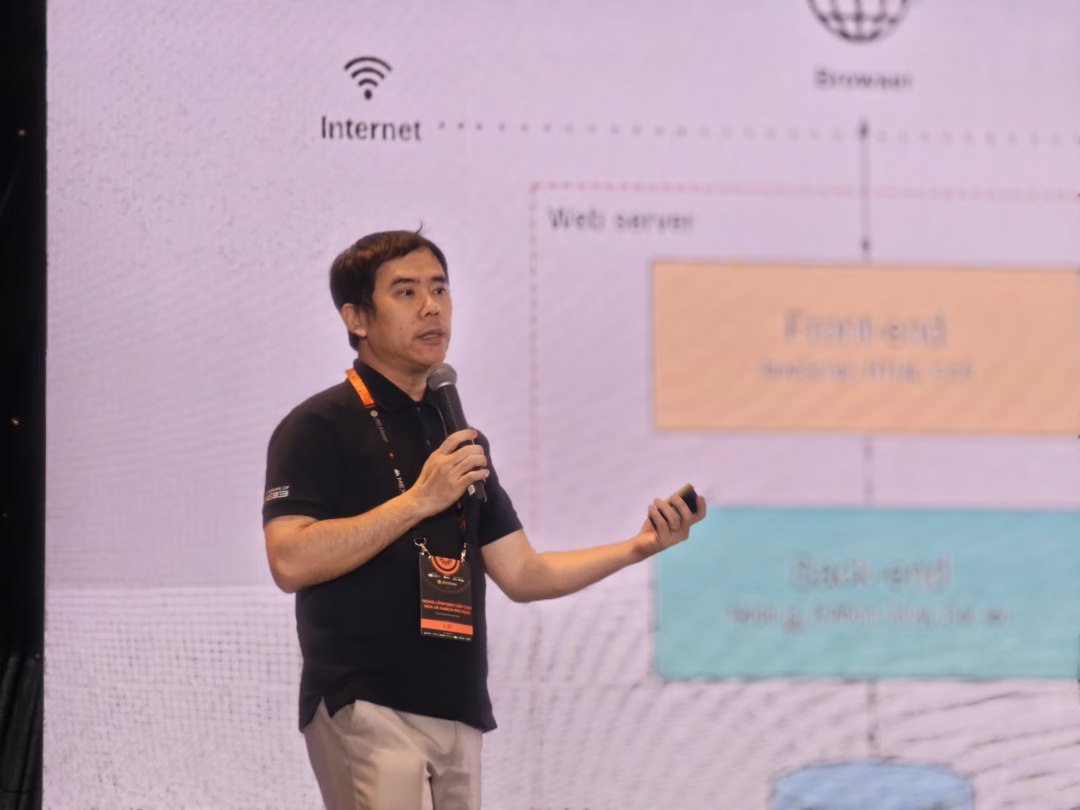 Ông Nguyễn Lê Thành, CEO công ty bảo mật Verichains chia sẻ về những kinh nghiệm của chính công ty này khi ứng phó các sự cố hack lớn trong lĩnh vực blockchain. Ảnh: Minh Khôi.