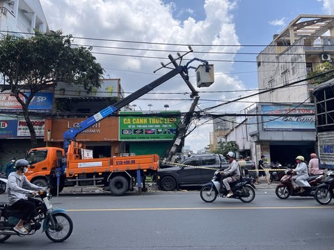 Xe bán tải tông cột điện, 1 người nguy kịch Hiện trường vụ tai nạn.