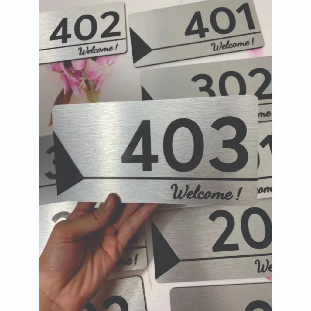 Làm thế nào để biển số phòng alu bạc xước trở thành điểm nhấn cho không gian lưu trú của bạn?