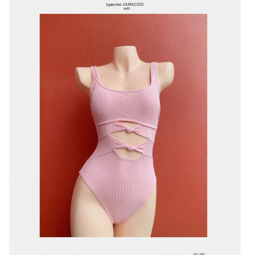 Mặc bikini liền thân đi biển có giúp che hết khuyết điểm hở lưng không?