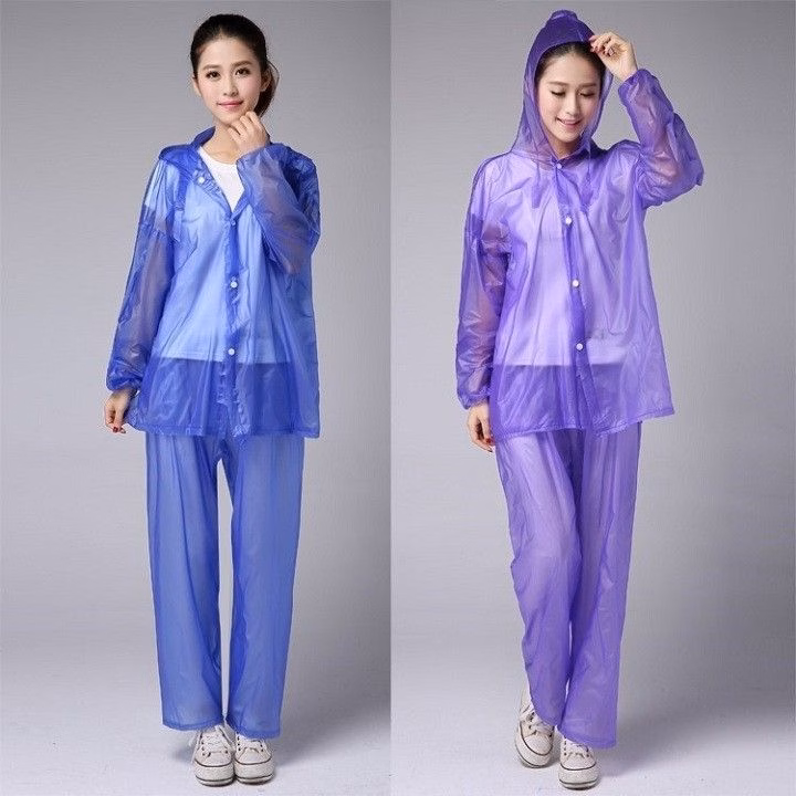 Mặc Áo Mưa Trong Suốt Đi Phượt: Bí Quyết Giữ Ấm và Khô Ráo Khi Mưa Đổ