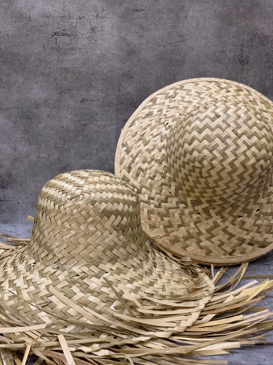 Vì sao nón cói đan từ cỏ bàng là cứu cánh cho chuyến đi biển, leo núi của bạn?