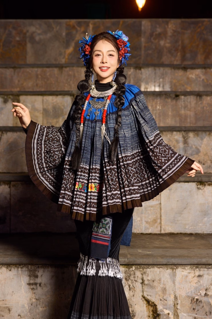 Jennifer Phạm – phong cách cô gái cao nguyên tại Sa Pa Jennifer Phạm mặc trang phục cô gái cao nguyên, kết hợp makeup nhẹ và kiểu tóc hack tuổi trong đêm chung kết Sa Pa