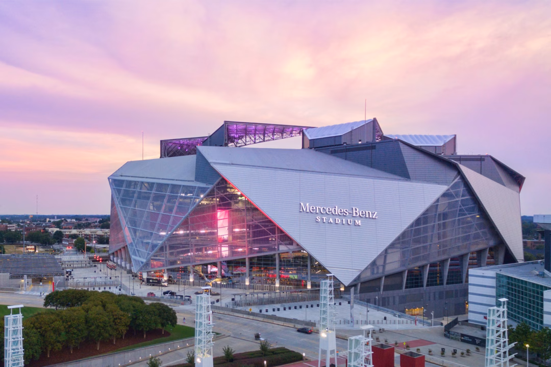B&ecirc;n ngo&agrave;i Mercedes‑Benz Stadium