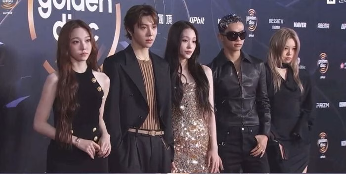 C&aacute;c nh&oacute;m nam K‑Pop tr&ecirc;n thảm đỏ GDA 2026 với t&ocirc;ng m&agrave;u đen