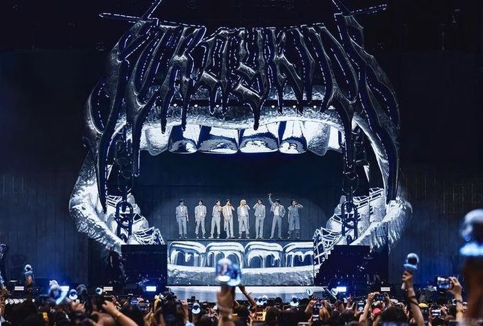 Stray Kids biểu diễn tại s&acirc;n vận động Tottenham Hotspur, London