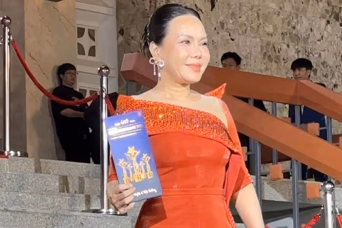 Việt Hương tái xuất hiện lẻ bóng tại thảm đỏ Ngôi Sao Xanh 2025