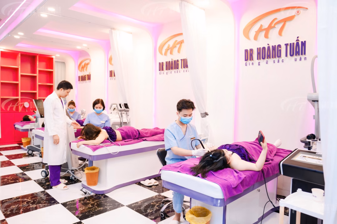 Khách hàng Khách hàng trải nghiệm dịch vụ