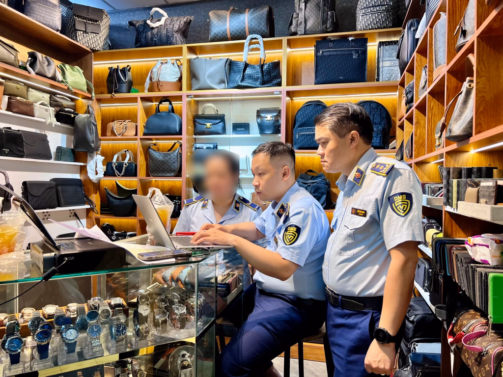 Lực lượng Quản lý thị trường kiểm tra Saigon Square Lực lượng Quản lý thị trường kiểm tra Saigon Square