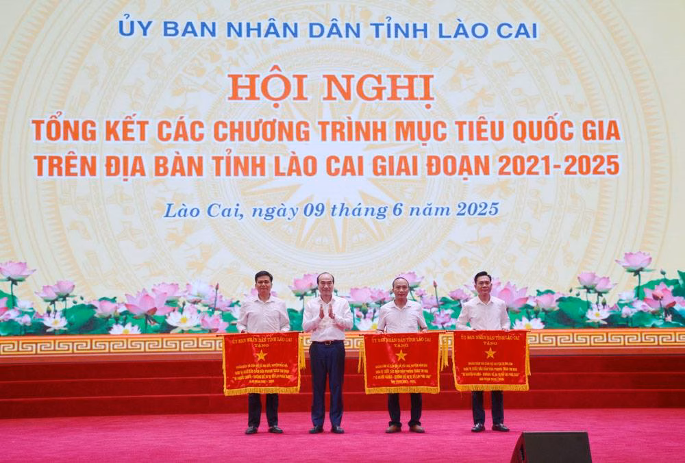 Tặng Cờ thi đua của UBND tỉnh cho các tập thể tiêu biểu
