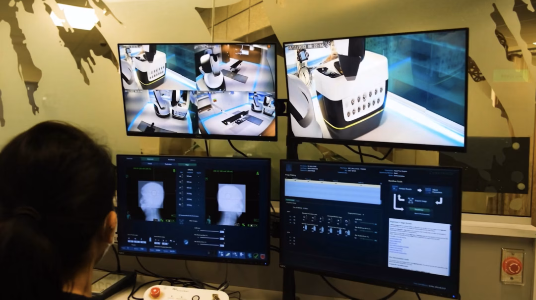 Bên trong phòng điều khiển CyberKnife S7 Phòng điều khiển của hệ thống xạ phẫu CyberKnife S7