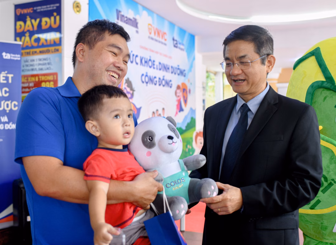 Tặng quà cho các gia đình Ông Nguyễn Quang Trí tặng quà cho các gia đình